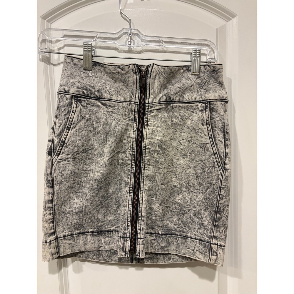 SPJ Gray Acid Wash Denim Mini Skirt Women's Size M Zip Front Stretch Pockets